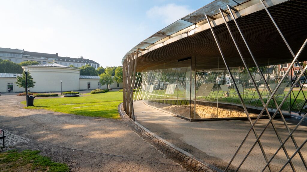 Archäologische Vitrine im Elisengarten