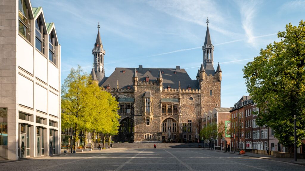 Katschhof mit Blick auf Aachener Rathaus