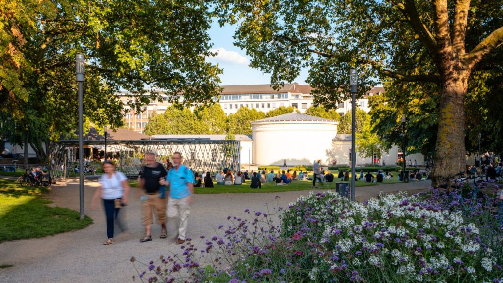 Elisengarten mit Menschen