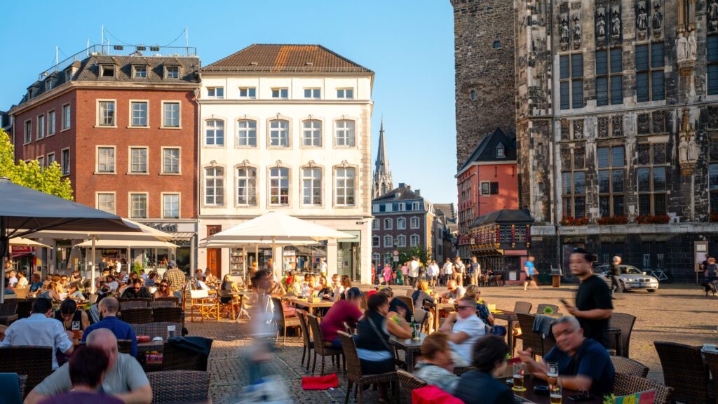 Marktplatz mit Menschen