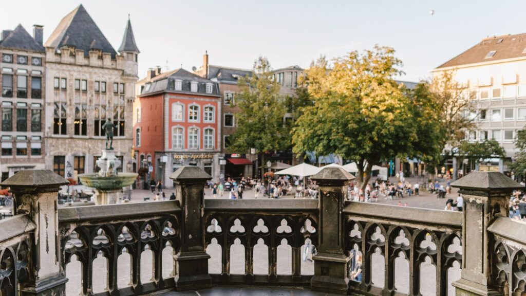HEADER Marktplatz von Rathaustreppen