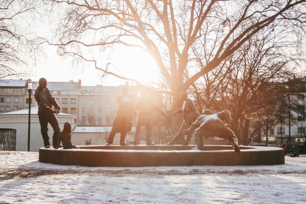 Kreislauf des Geldes im Schnee mit Sonnenaufgang